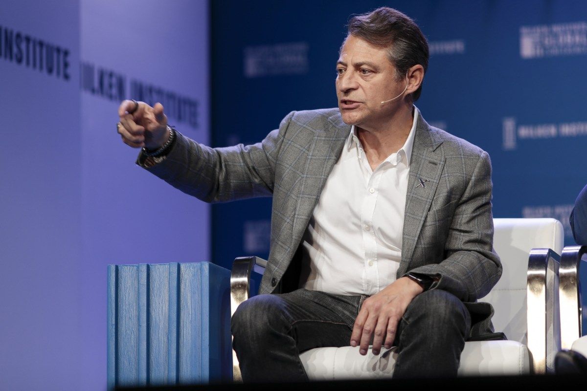 Peter Diamandis discute a visão de um futuro abundante em evento sobre inovações. Reprodução: TechCrunch