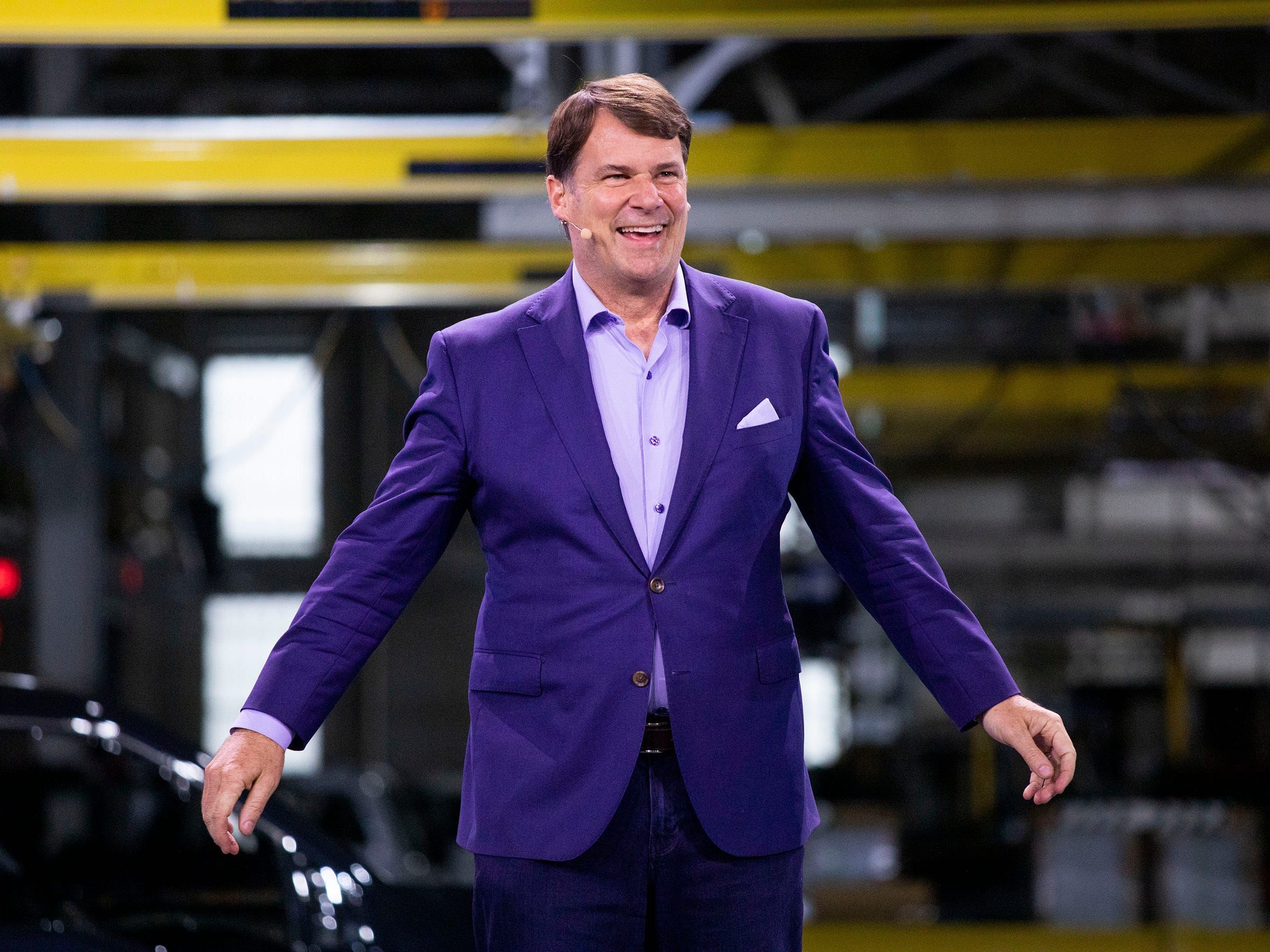 CEO da Ford testa Xiaomi em vez da Tesla, por falta de veículo atualizado.. Reprodução: Businessinsider