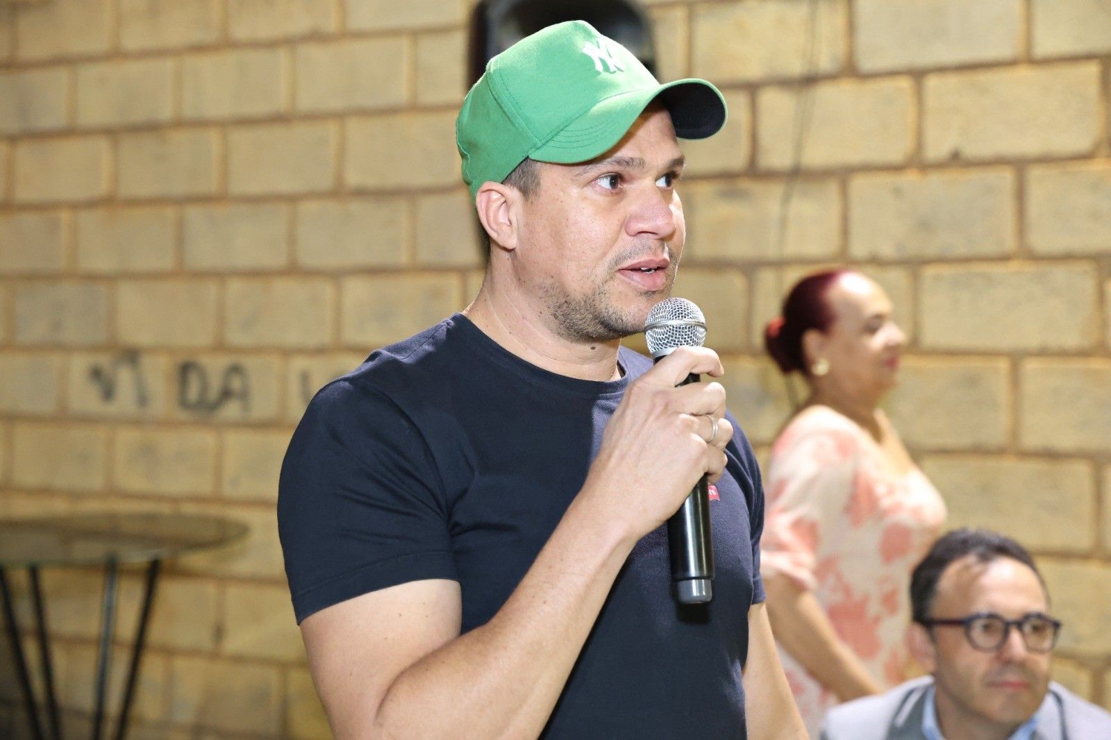 Prefeito Guilherme Guimarães assina ordens de serviço para pavimentação de ruas em Montes Claros. Reprodução: Globo