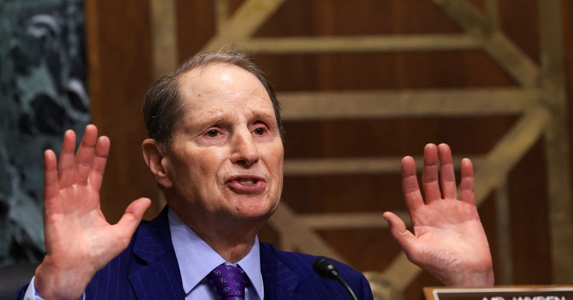 Senador Ron Wyden busca bloquear nomeação de Trump para a agência de cibersegurança. Reprodução: Reuters