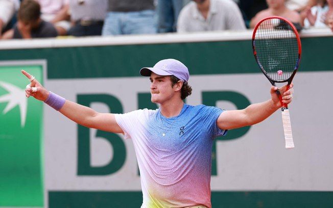 João Fonseca, atual 76 do mundo, destaca-se por seu forehand poderoso. Reprodução: CNN Brasil