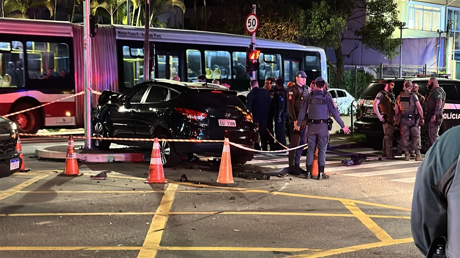 Ladrões deixam casa após roubo, capturados por câmera de segurança em SP. Reprodução: G1