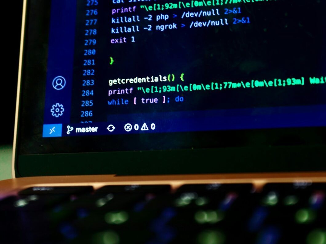 Computador exibindo código em Python, uma linguagem de programação versátil e de fácil aprendizado.; Legenda da imagem. Reprodução: Tecnoblog