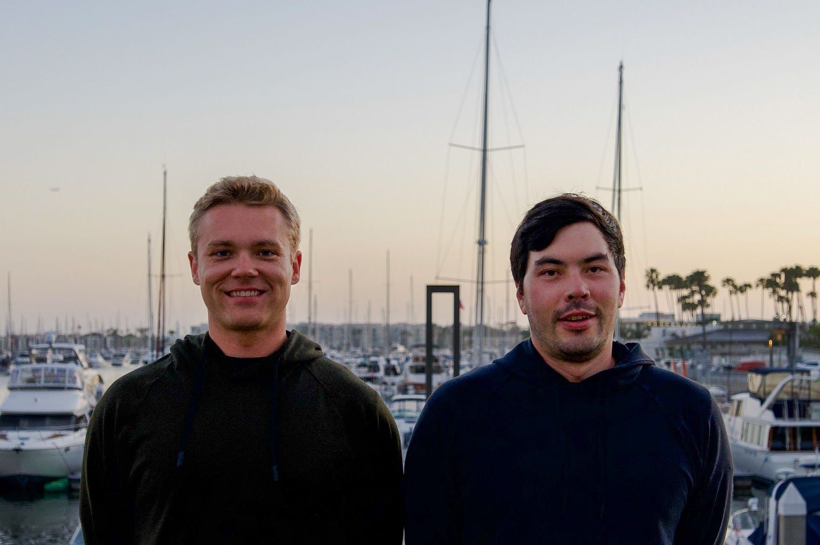 Cofundadores da AndrenaM, Matej Cernosek e Alex Chu, impulsionam inovações em tecnologia marítima. Reprodução: Business Insider