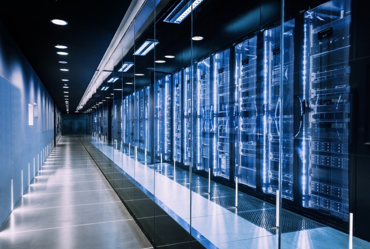 Estudo alerta sobre altos custos e consumo de energia em futuros data centers de IA. Reprodução: TechCrunch