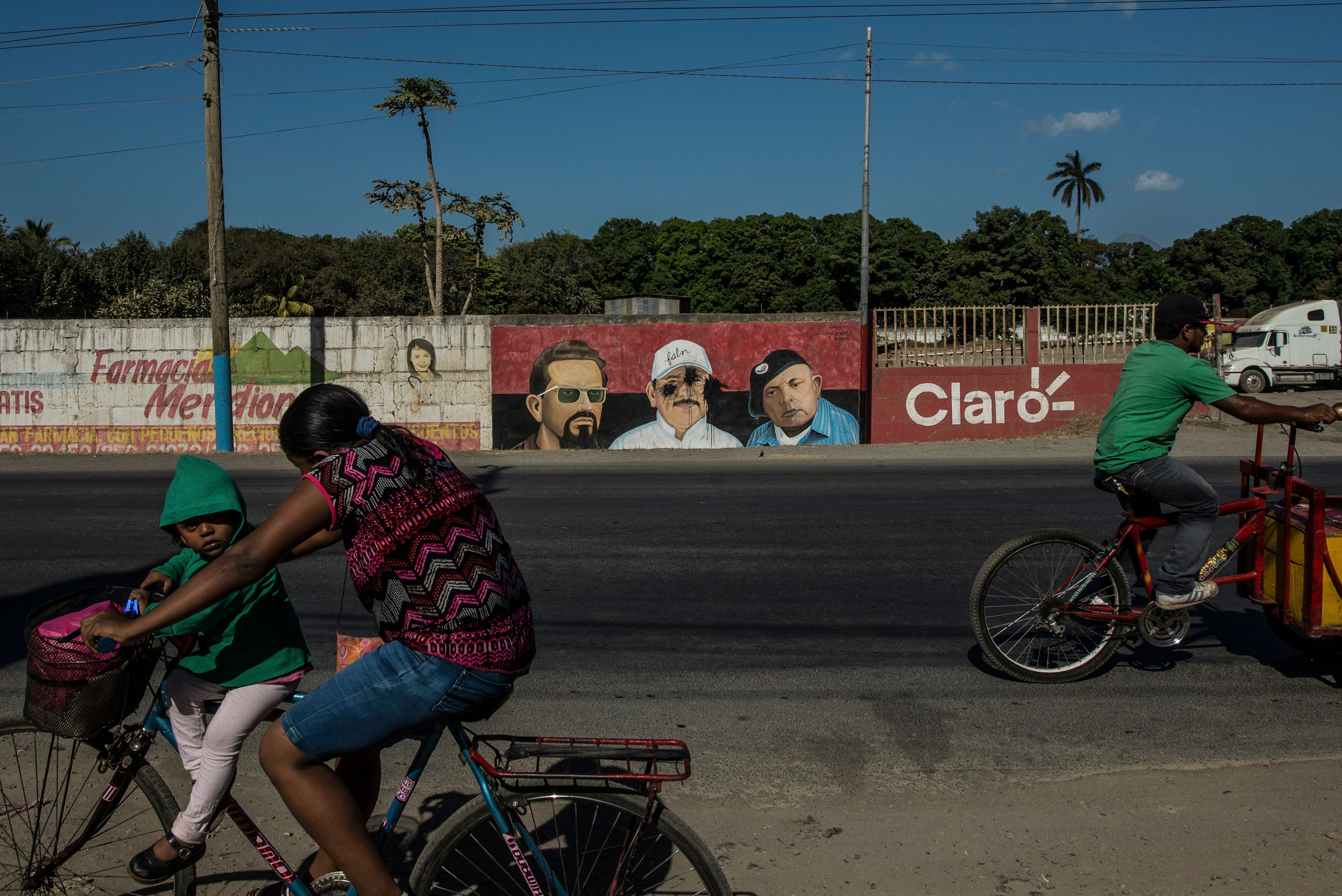 Governo da Nicarágua reduz limite de velocidade nas rodovias de 100 km/h para 50 km/h, gerando críticas. Reprodução: Globo