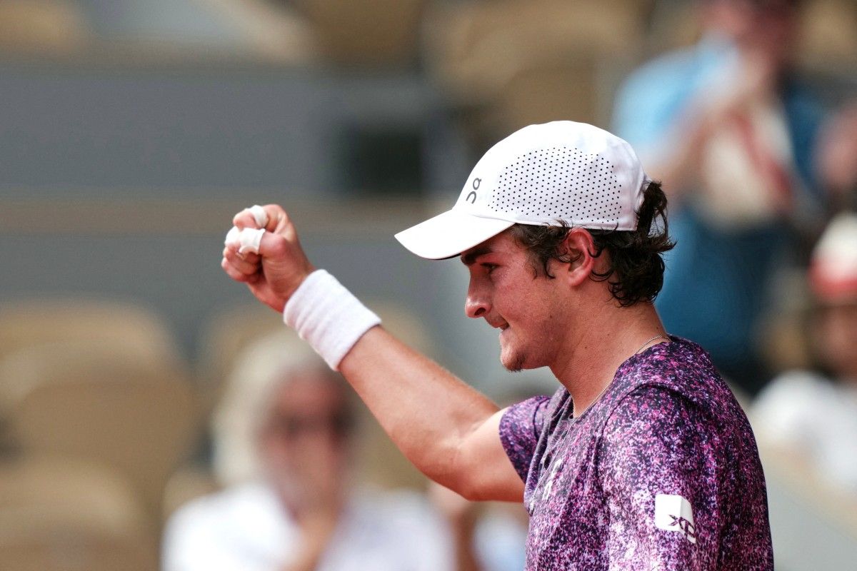 João Fonseca reage, vence terceiro set e mantém sonho vivo contra Djokovic em Roland Garros