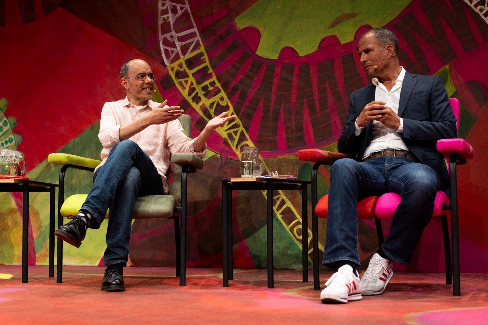 Ricardo Araújo Pereira e Caetano Galindo discutem humor e etimologia na Flip 2025. Reprodução: Globo