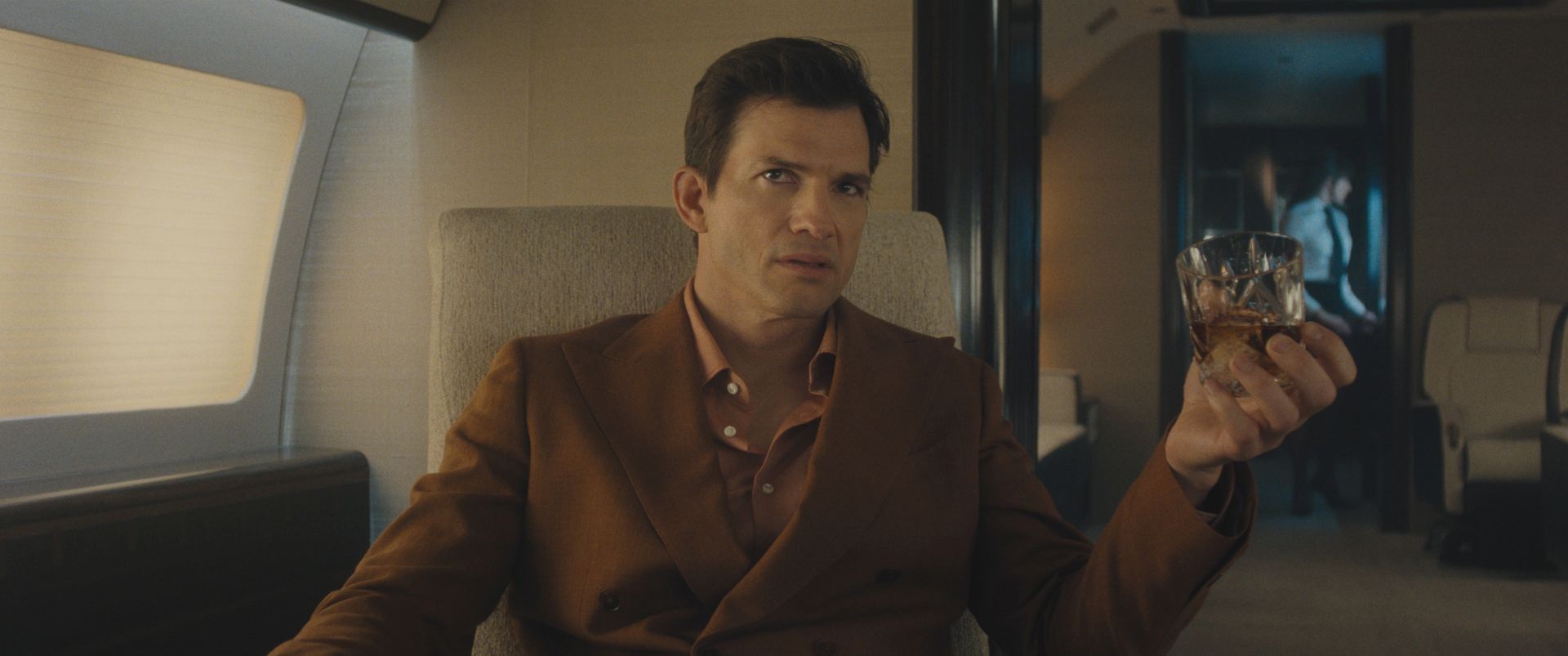 [Ashton Kutcher comenta sacrifícios pela beleza na série The Beauty.]. Reprodução: Oglobo