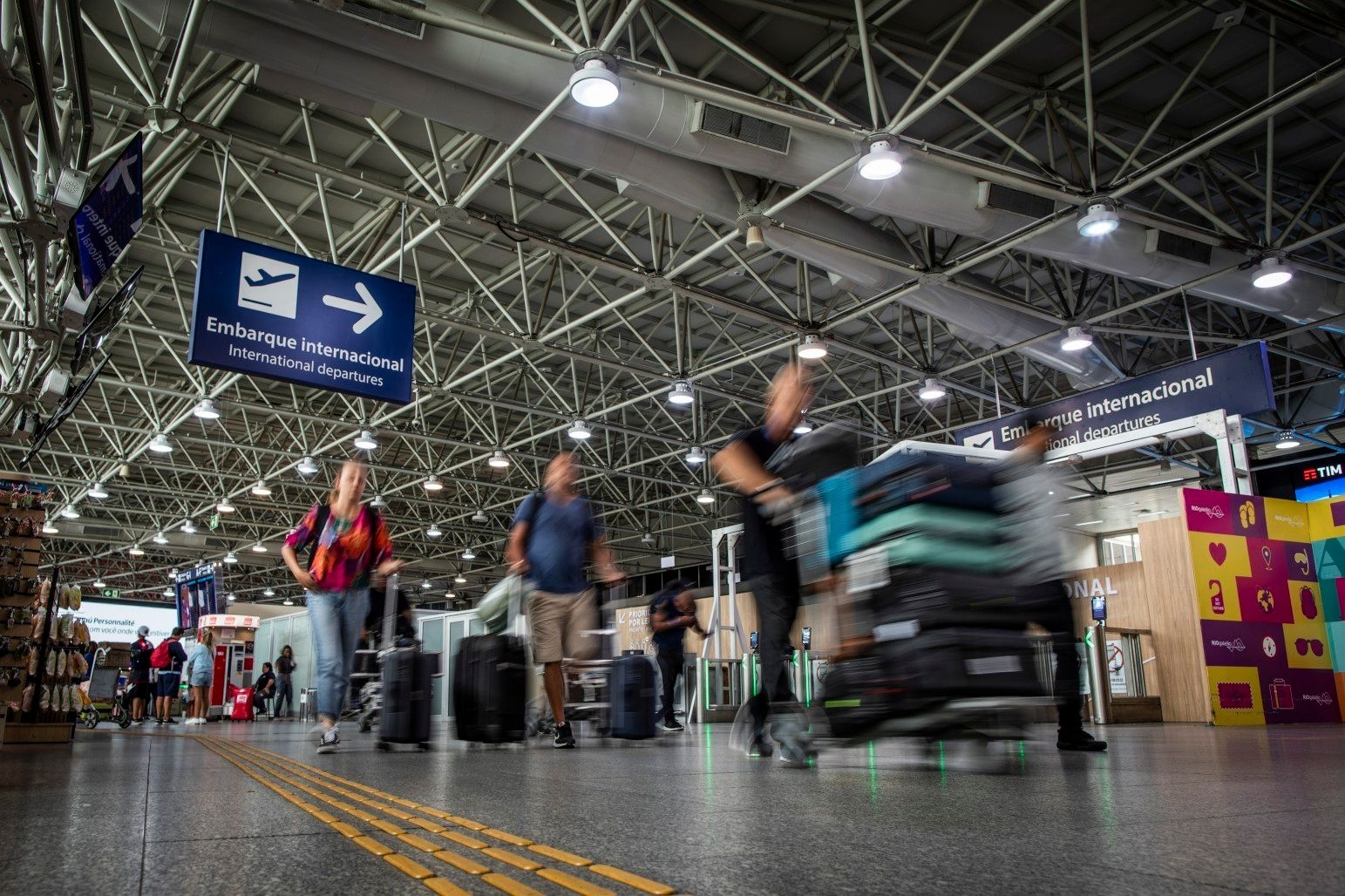 Brasileiros planejam férias em julho, com destaque para 74% dos estudantes. Legenda da imagem. Reprodução: Globo