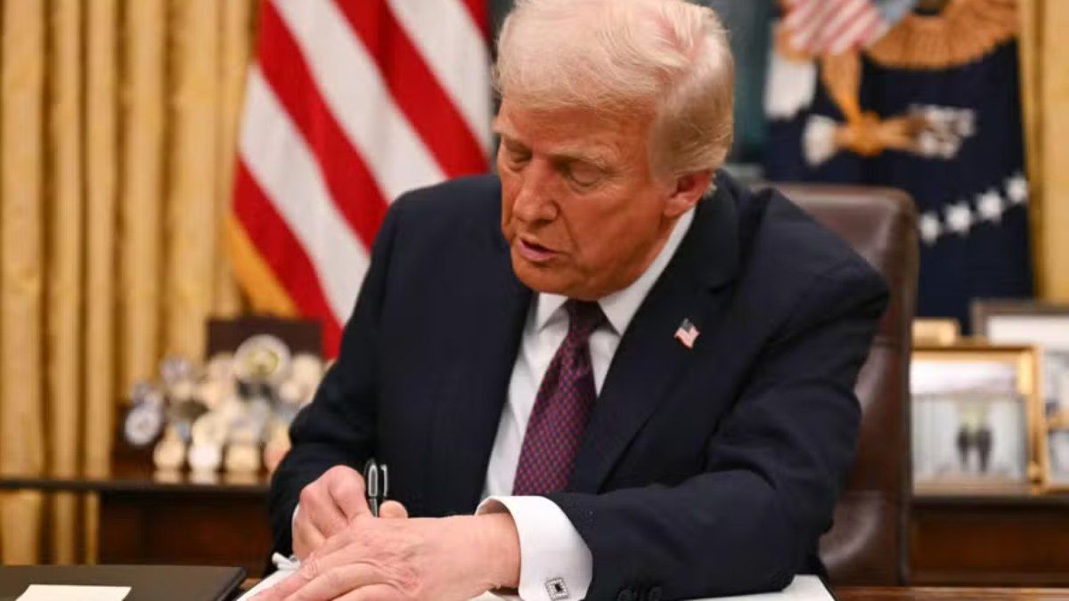 Presidente discute política de sobretaxas em coletiva de imprensa. Reprodução: desconhecido