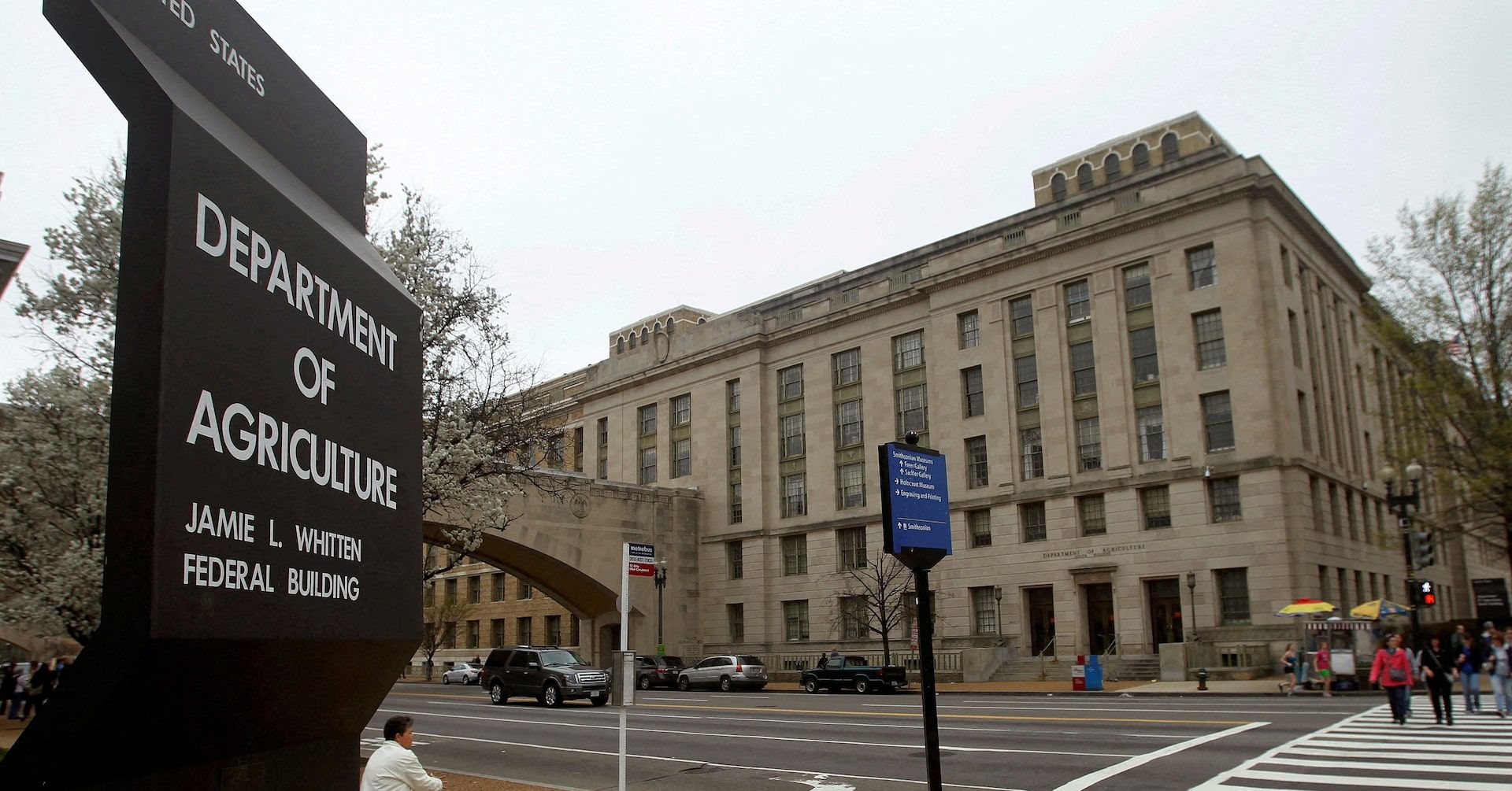 O USDA congela fundos de programas educacionais em Maine por recusa em banir mulheres trans do esporte. Legenda da imagem. Reprodução: Reuters