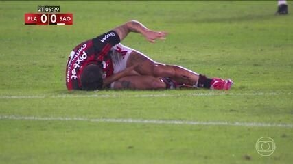 Ayrton Lucas sofre lesão grave após choque com Enzo Díaz no jogo Flamengo x São Paulo. Legenda da imagem. Reprodução: Globo