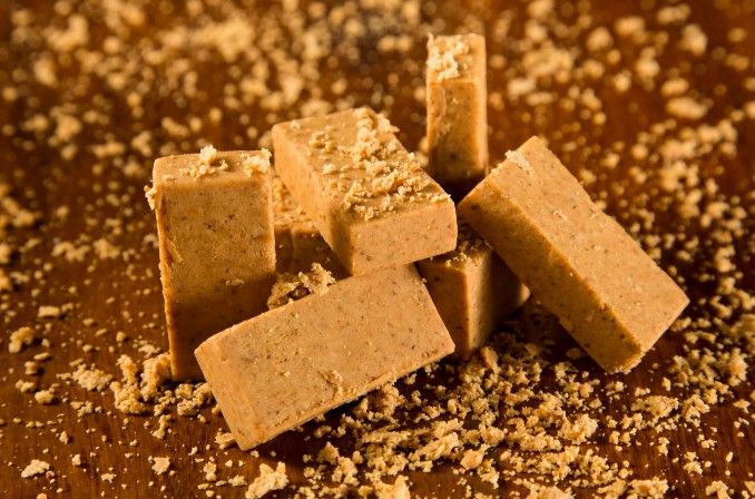 Mulher se engasga durante o 'desafio da paçoca' em quermesse em Mongaguá. Reprodução: Globo