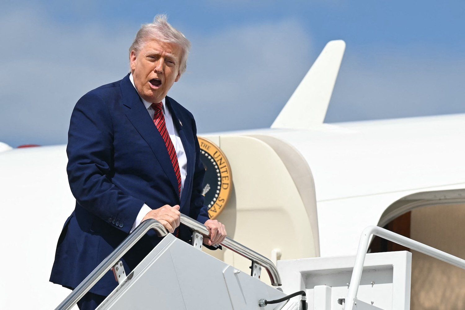 Donald Trump embarca no Air Force One antes de sua partida de Maryland. Reprodução: Gizmodo