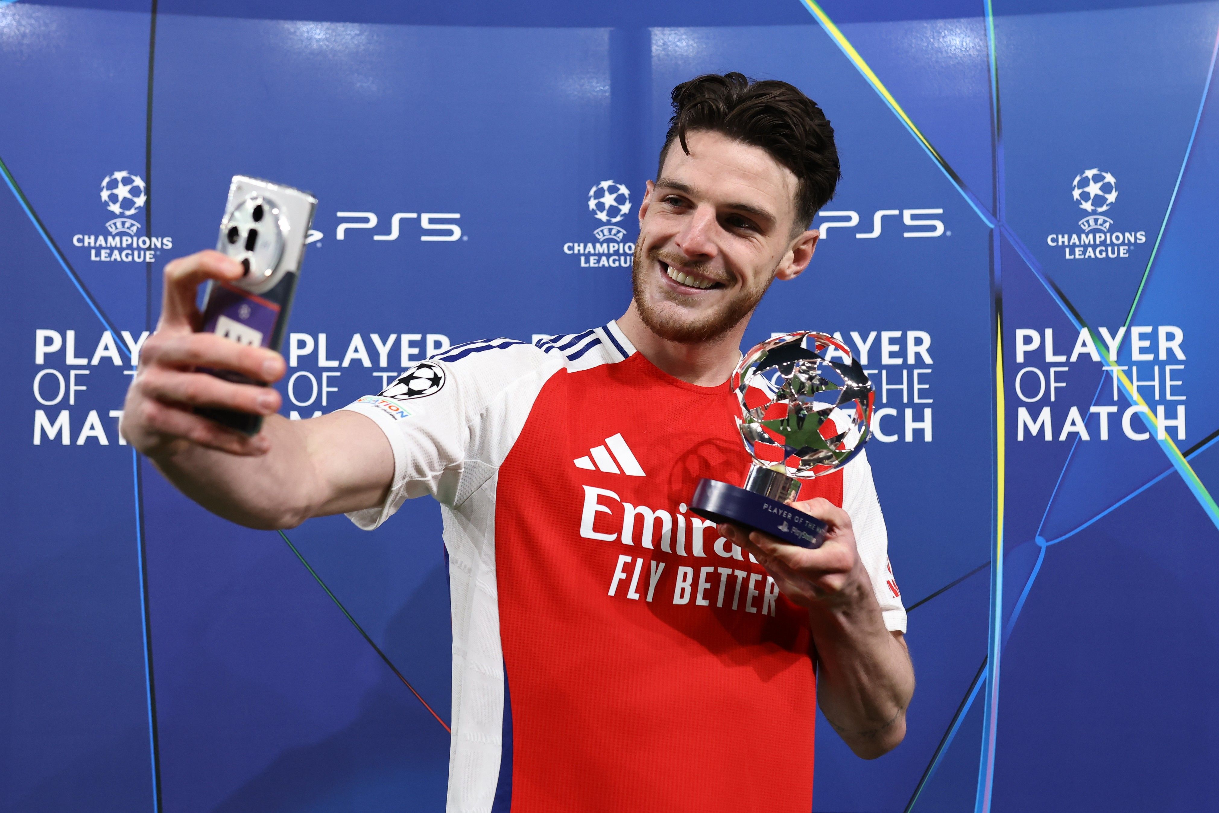 Jogadores se celebram após conquista que garante cinco representantes na próxima Champions League. Reprodução: Globo