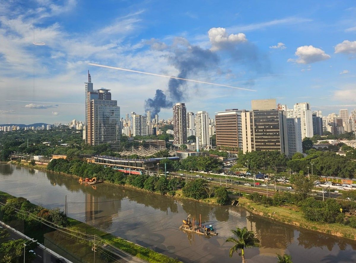 Incêndio de grandes proporções em galpão na Zona Norte