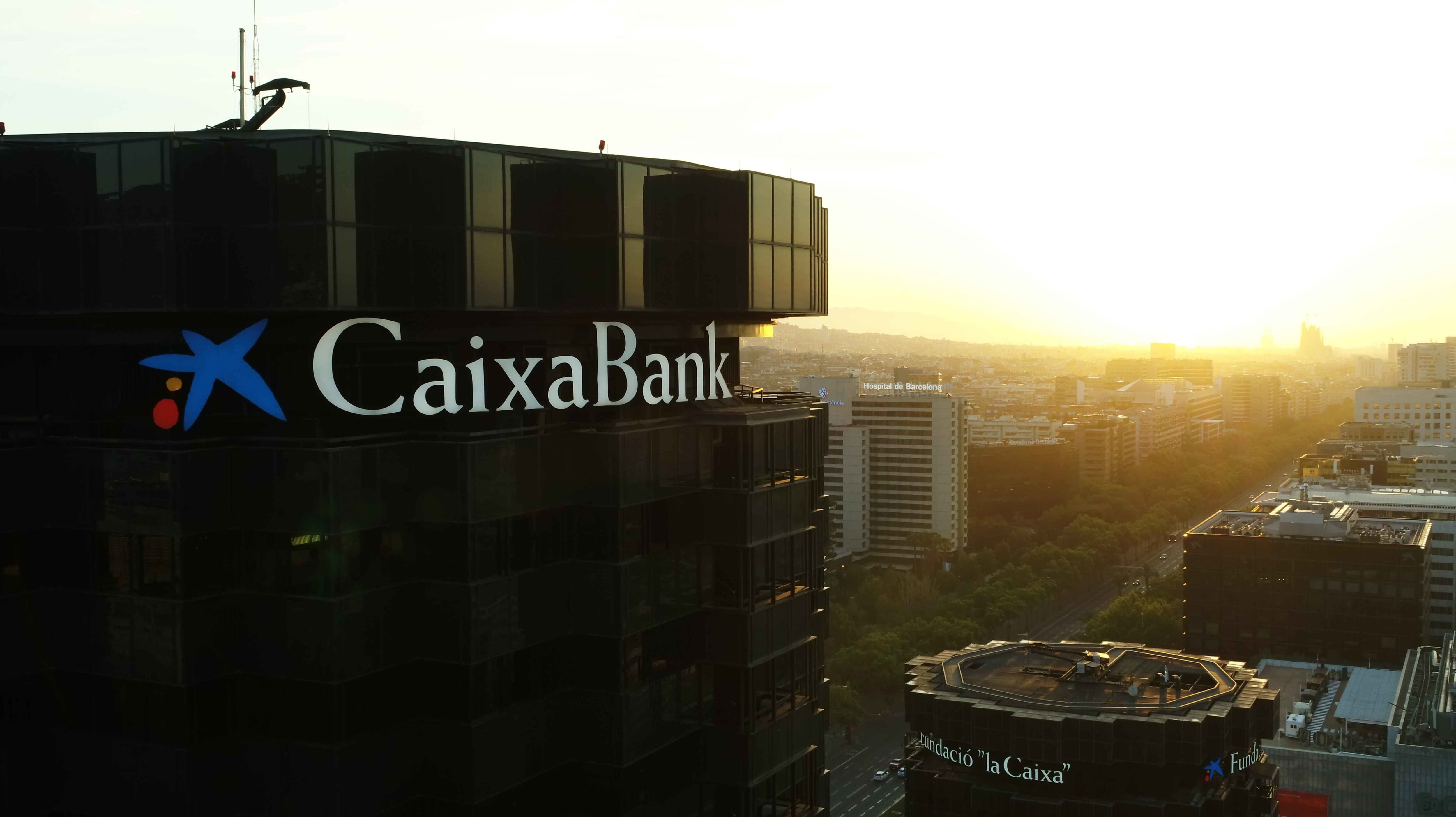 CaixaBank registra lucro recorde de 5.891 bilhões de euros em 2025, com alta de 1,8%.. Reprodução: Cincodias
