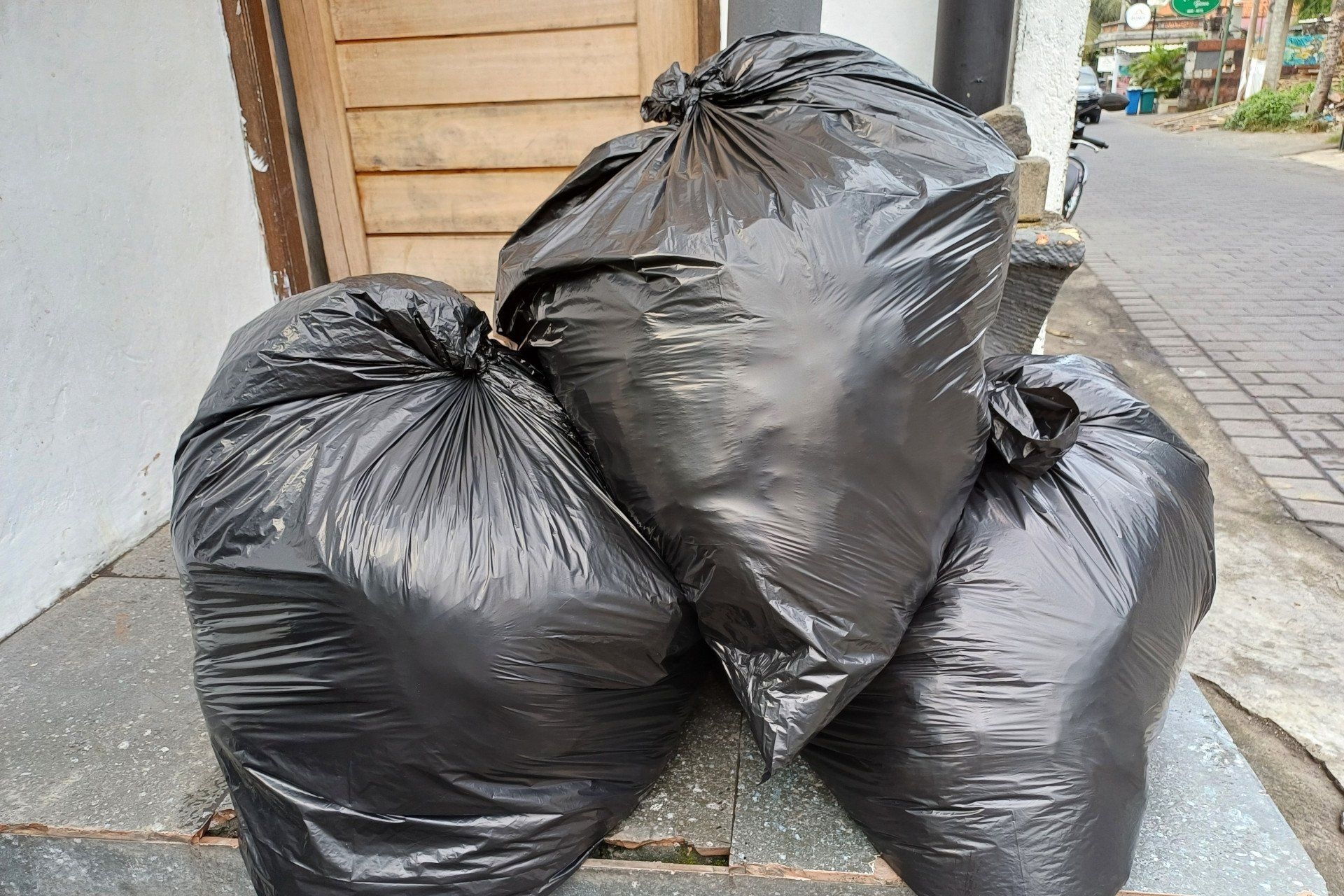 A nova taxa em Plympton obriga moradores a pagarem por cada saco de lixo descartado. Legenda da imagem. Reprodução: Gizmodo