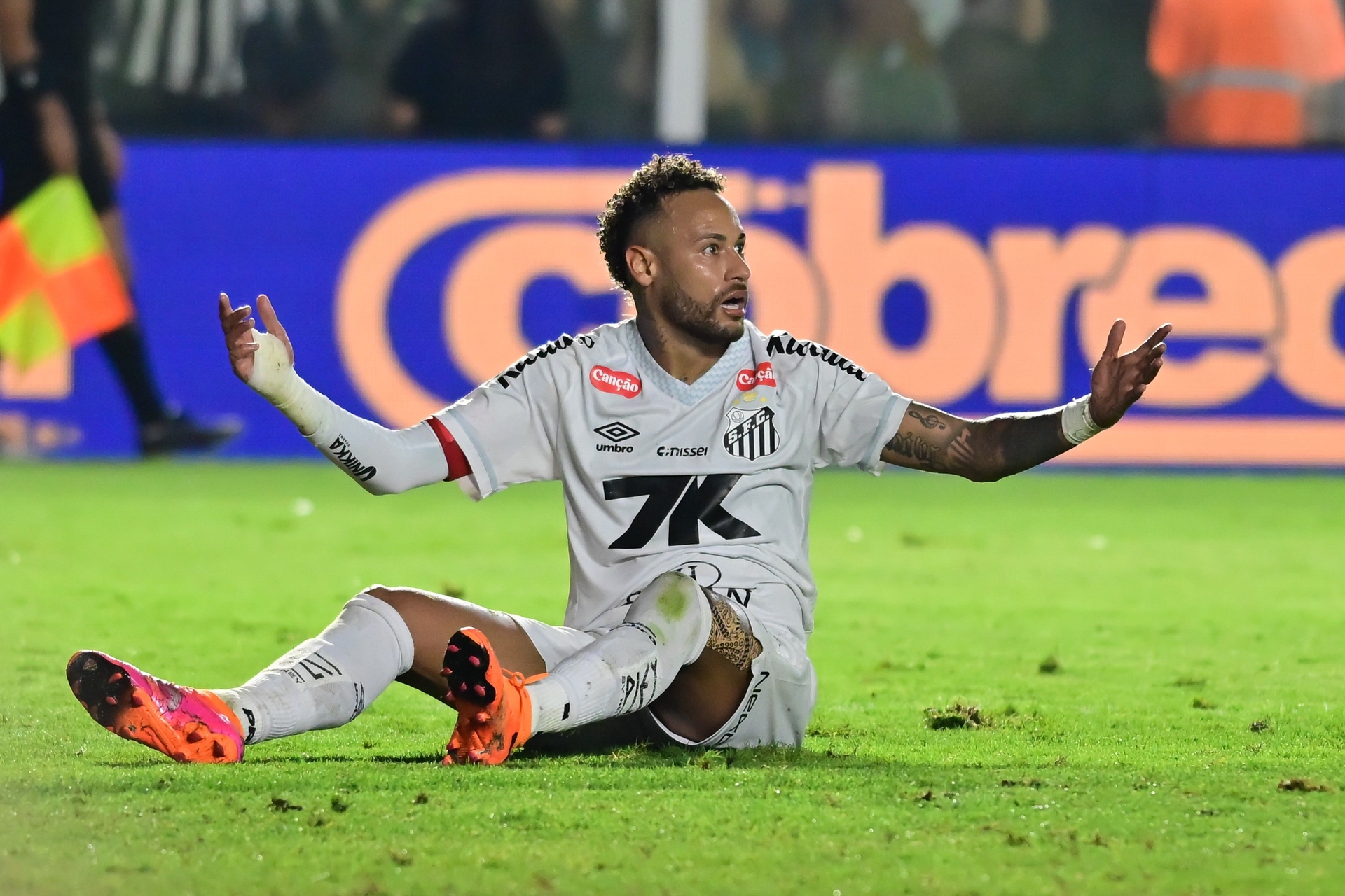 Neymar, em Santos, encara novo drama que pode ameaçar sua ida à Copa. Reprodução: Globo