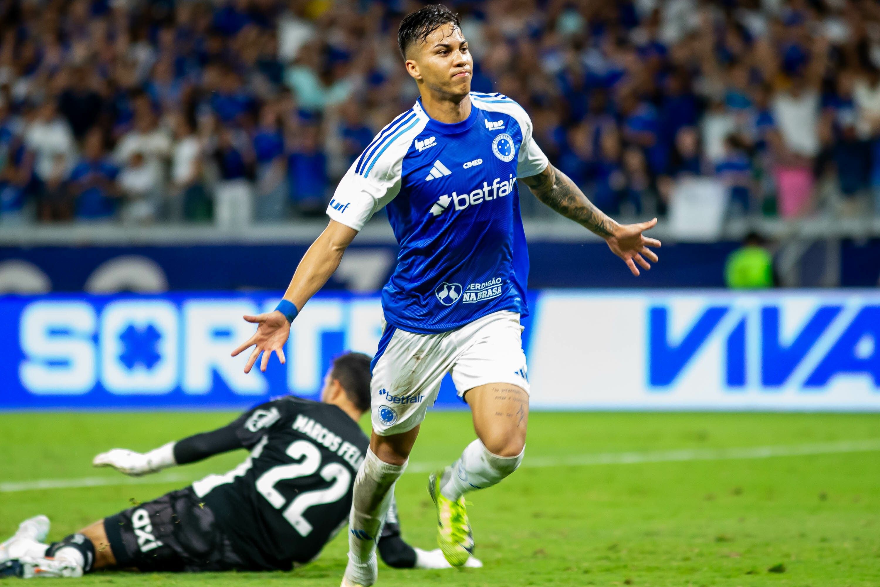 Treinador orienta equipe durante treino coletivo sem Dudu, Gabigol e William. Reprodução: Globo