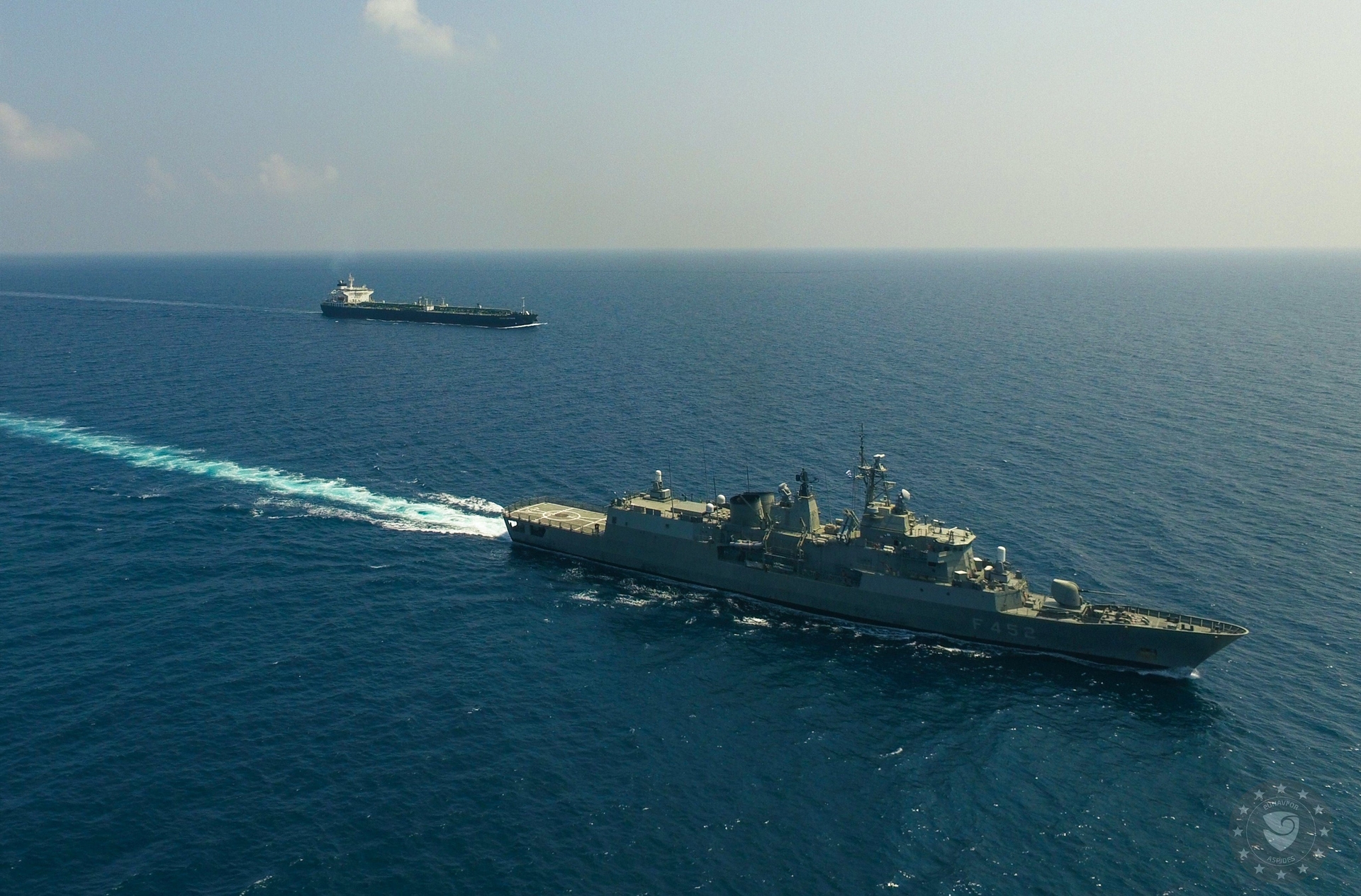 Uma fragata grega completa missão de proteção a navio mercante no Mar Vermelho. Reprodução: Business Insider