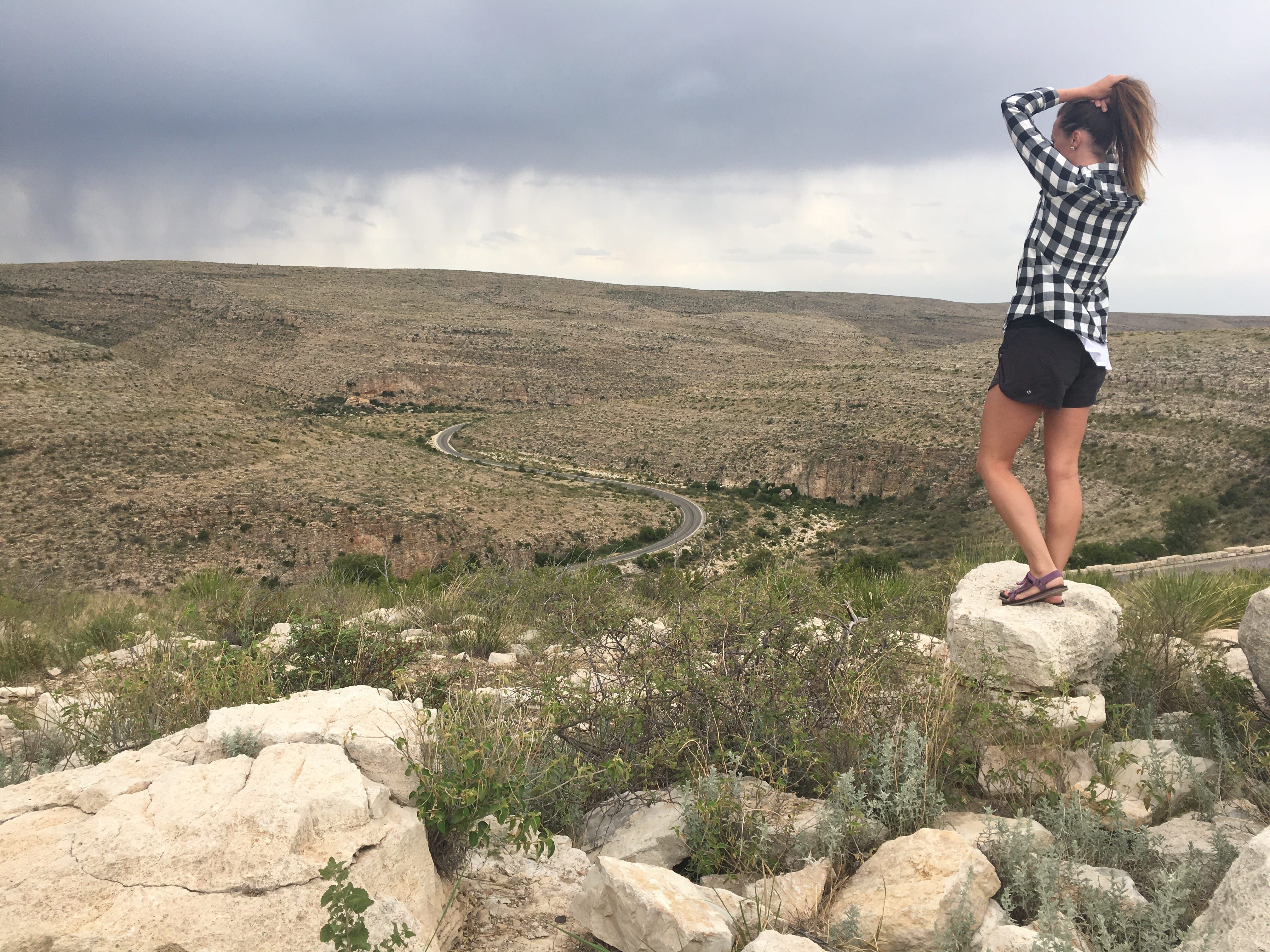 Emily aprecia a vista das montanhas em Carlsbad Caverns, mas não pretende voltar ao parque. Reprodução: Business Insider