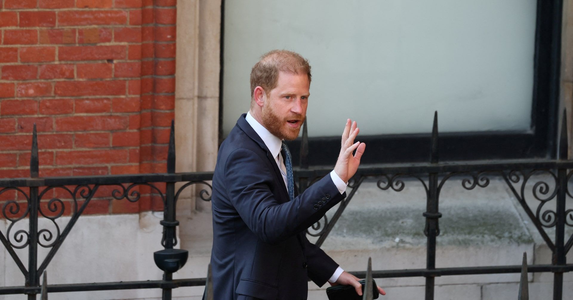 Príncipe Harry faz aparição pública em tribunal de Londres para contestar mudanças em sua segurança. Reprodução: Reuters