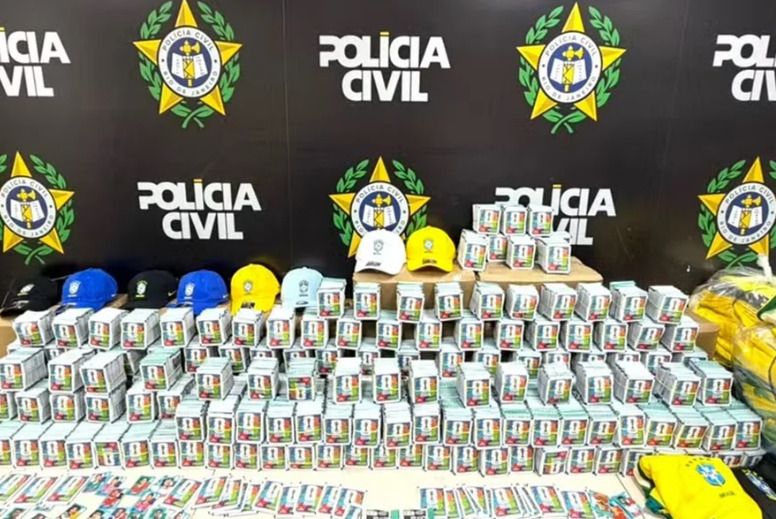 Polícia Civil apreende 200 mil figurinhas falsas da Copa do Mundo de 2026 no Rio