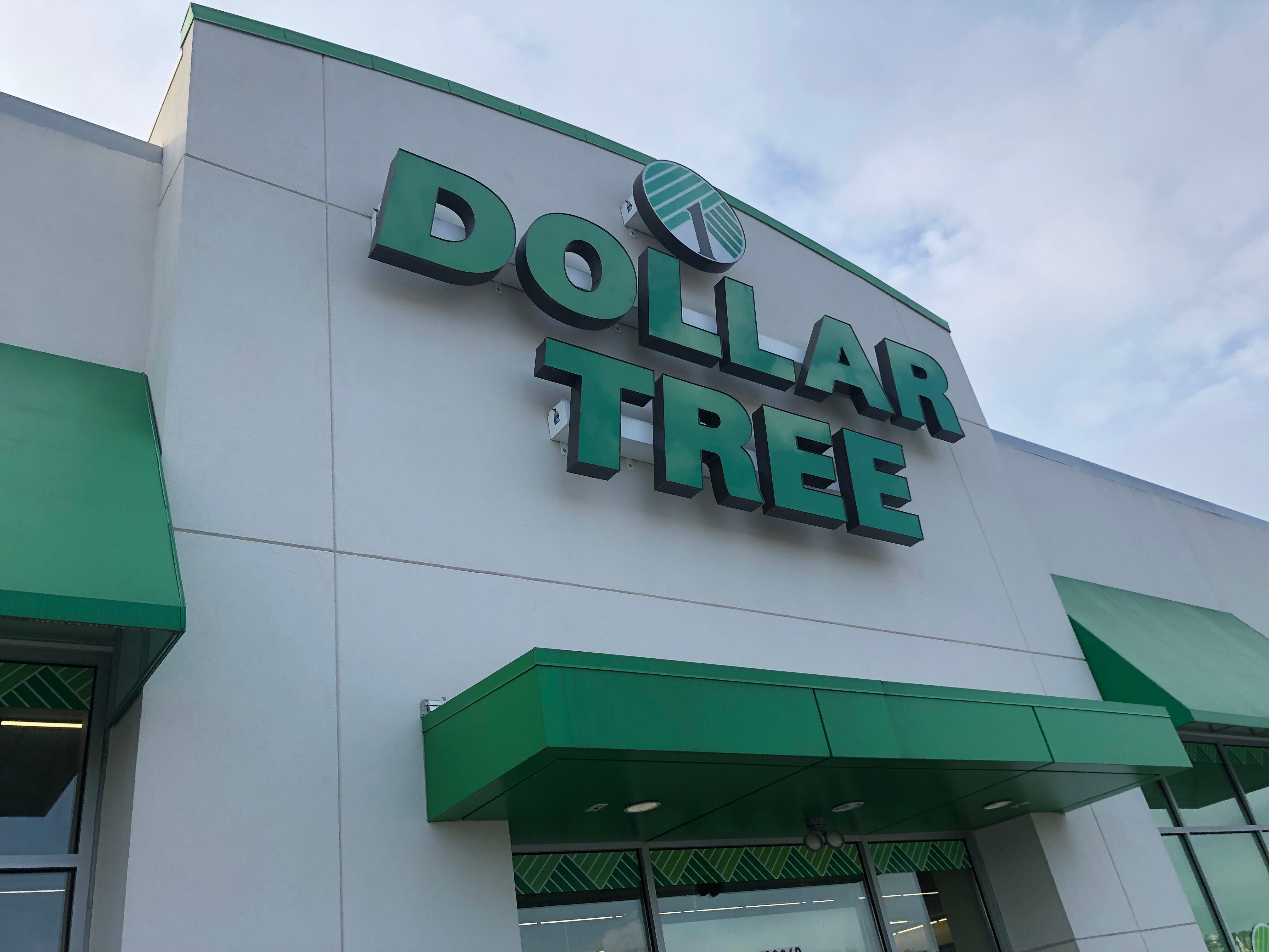 Funcionários do Dollar Tree cobrem preços de itens com etiquetas vermelhas, ajustando para o novo valor de $1,50. Reprodução: Alex Bitter/Insider