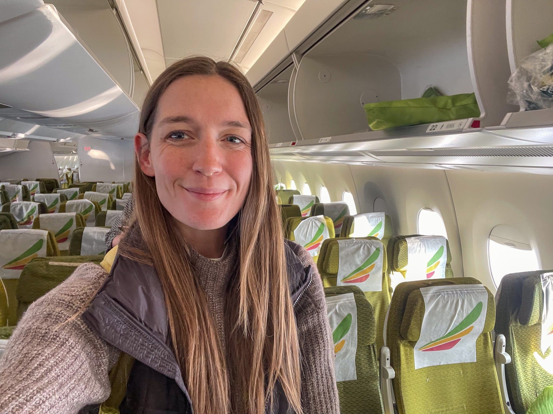 Repórter compara experiências em voos longos com Ethiopian Airlines e Qatar Airways. Reprodução: Monica Humphries/Business Insider