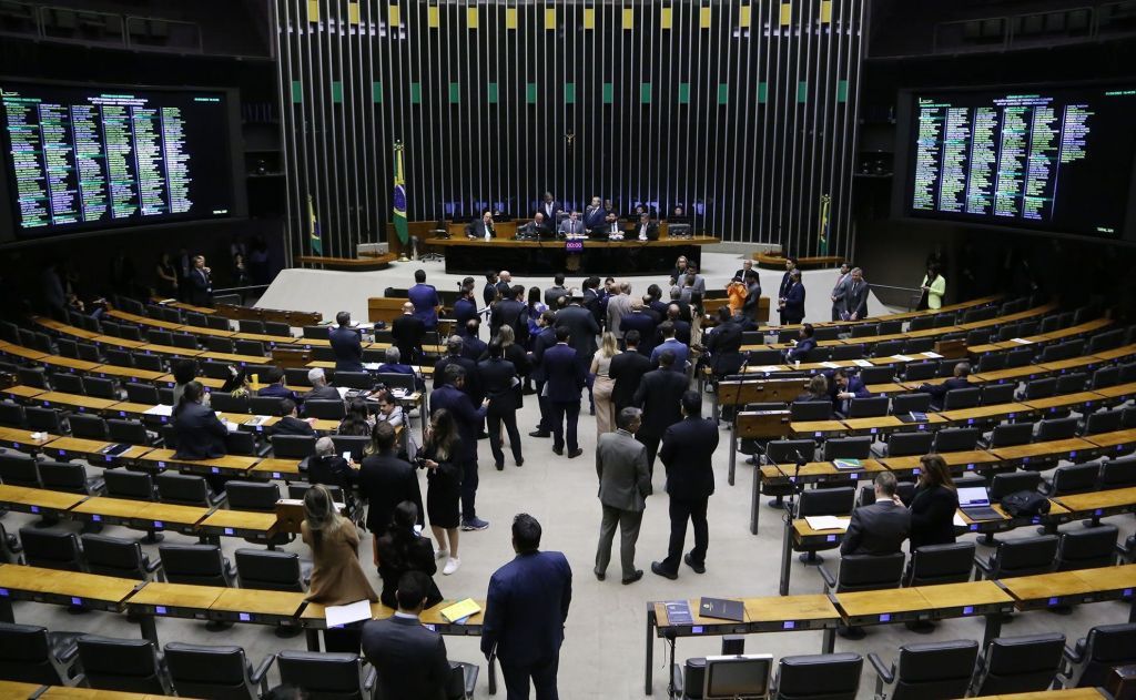 Deputados se reúnem no plenário para discutir proposta do Partido Liberal; Legenda da imagem. Reprodução: CNN Brasil