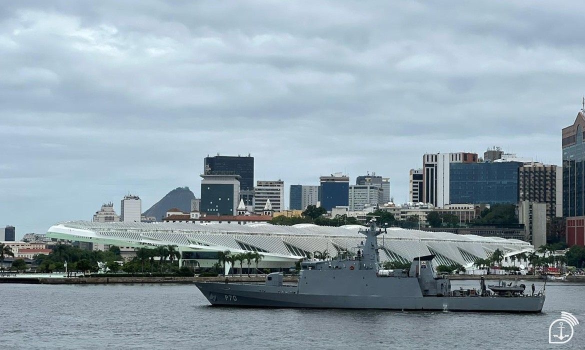 Militares da Marinha realizam patrulhamento na Baía de Guanabara para a segurança da Cúpula do Brics. Reprodução: Globo