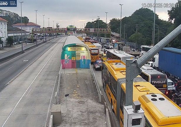 Tiroteio e operação policial causam fechamento da Avenida Brasil e Linha Vermelha no Rio de Janeiro.; Reprodução: Globo