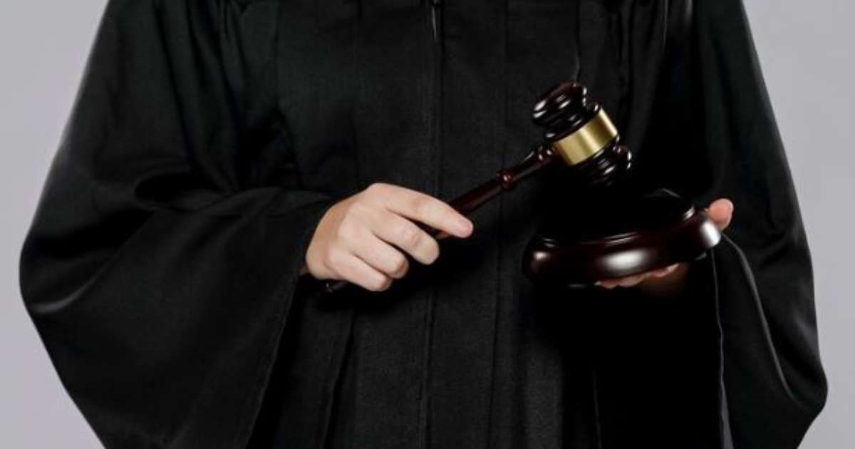 Julgamento de médico por duplo homicídio em abril