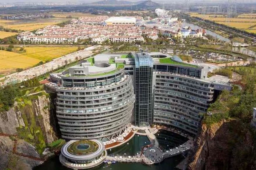 InterContinental Shanghai Wonderland, hotel único construído 90 metros abaixo da superfície, combina luxo e sustentabilidade. Legenda da imagem. Reprodução: Globo