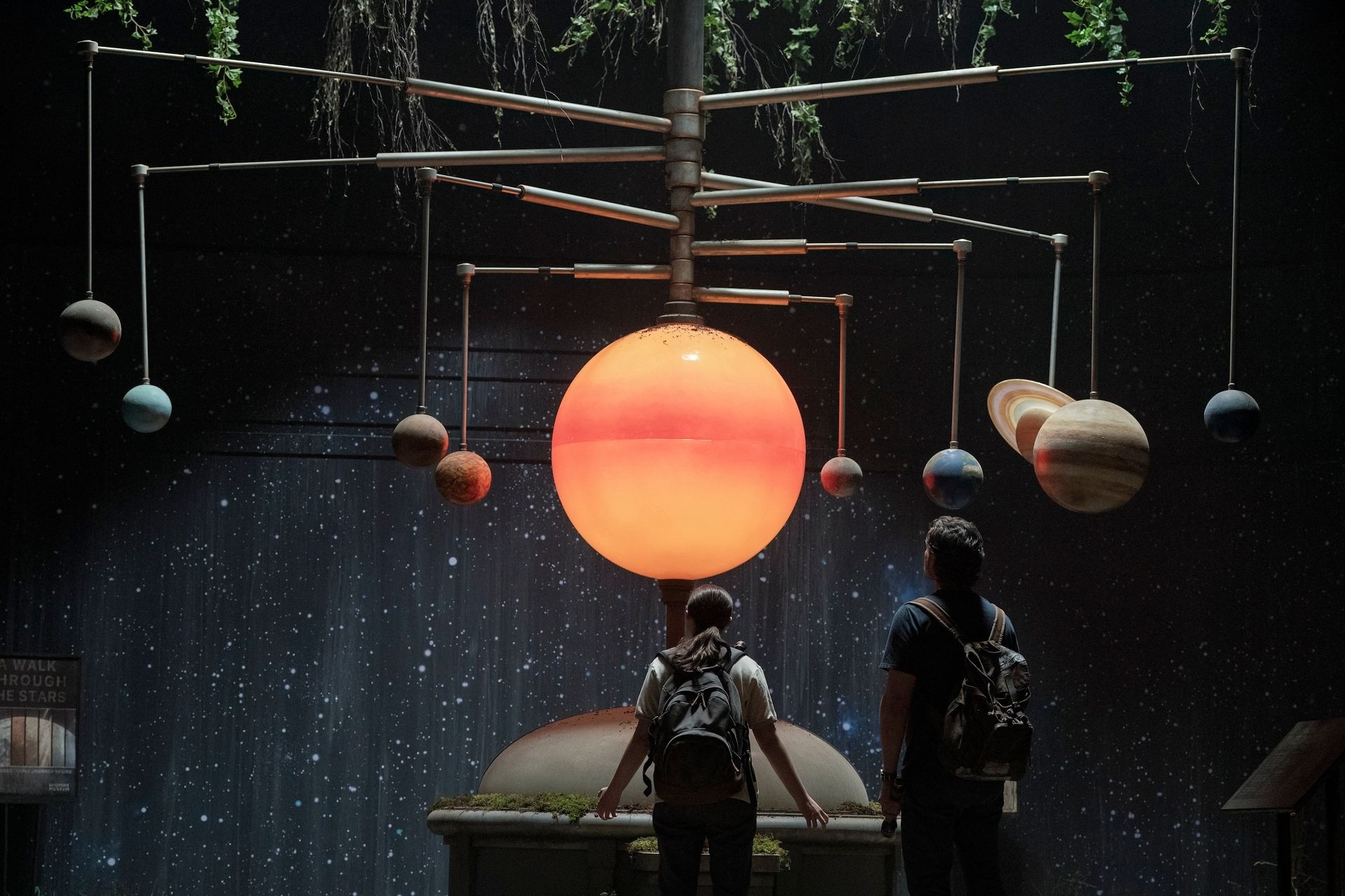 Pedro Pascal e Bella Ramsey relembram momentos marcantes entre Joel e Ellie em cena da 2ª temporada de The Last of Us. Reprodução: Ars Technica