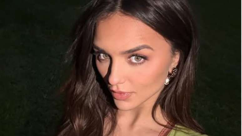 Rafa Kalimann revela que espera um bebê com Nattan durante apresentação de eventos. Reprodução: Terra