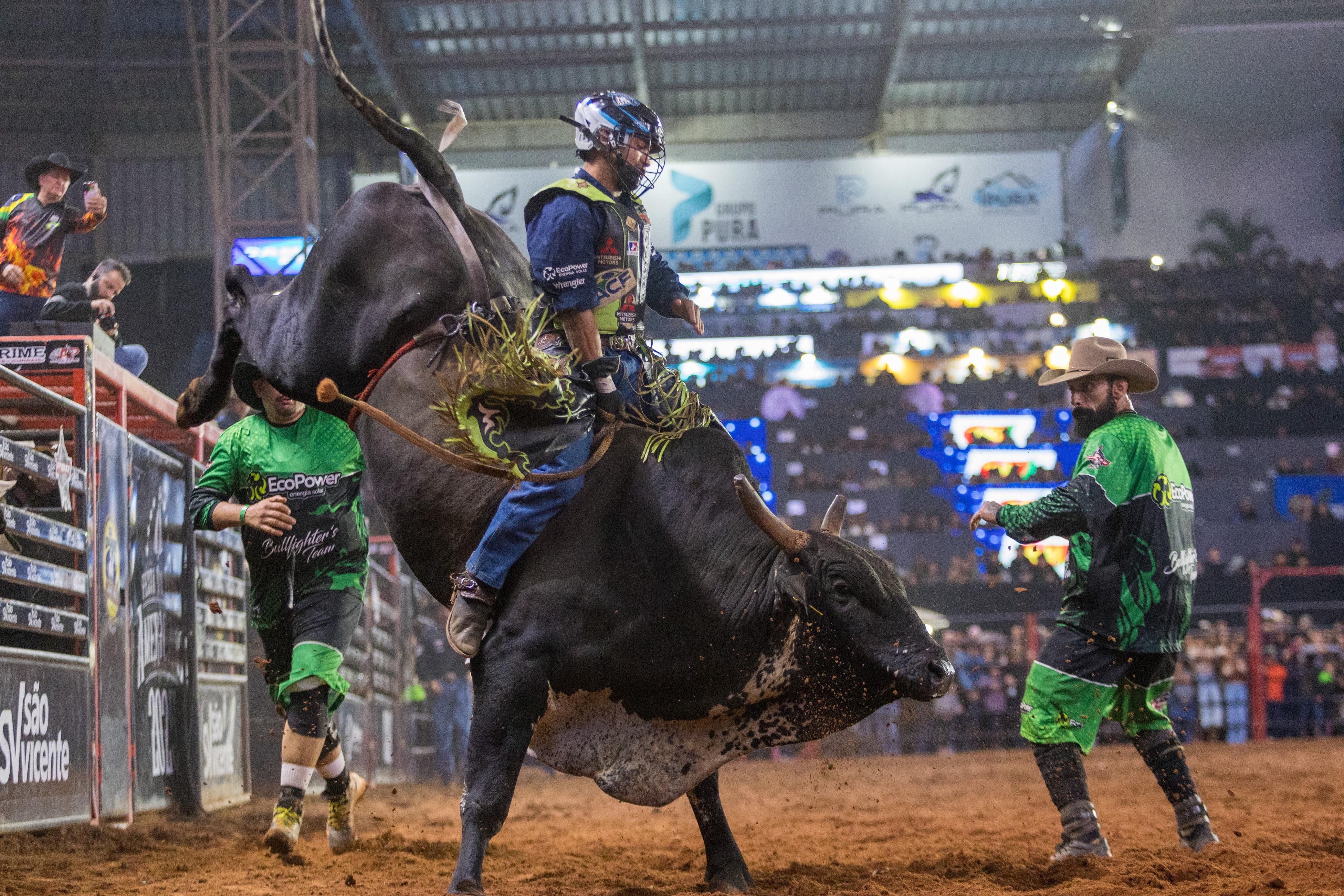 Competidores disparam na final de montaria da Festa do Peão de Americana. Reprodução: Globo