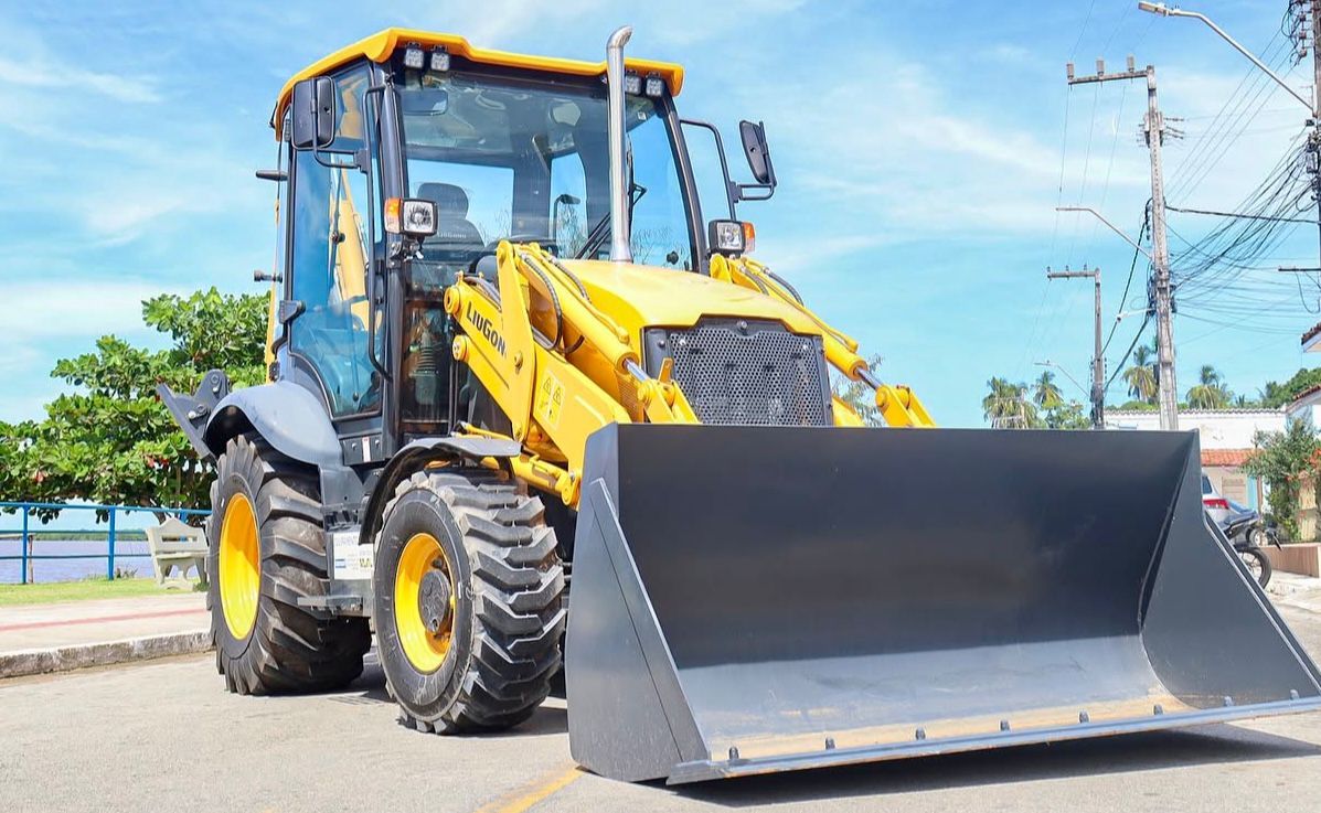 Deputado Paulão entrega retroescavadeira e anuncia investimento em saúde em Coqueiro Seco.; Reprodução: Assessoria