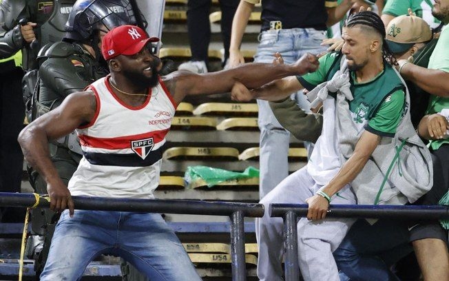 Torcedor são-paulino deportado da Colômbia denuncia racismo após briga. Legenda da imagem. Reprodução: CNN Brasil