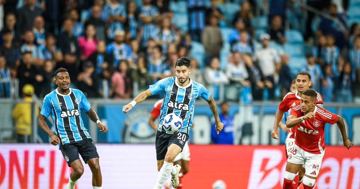 Jogadores do time gaúcho reclamam de pênalti não marcado em jogo contra o Inter. Reprodução: Estadão