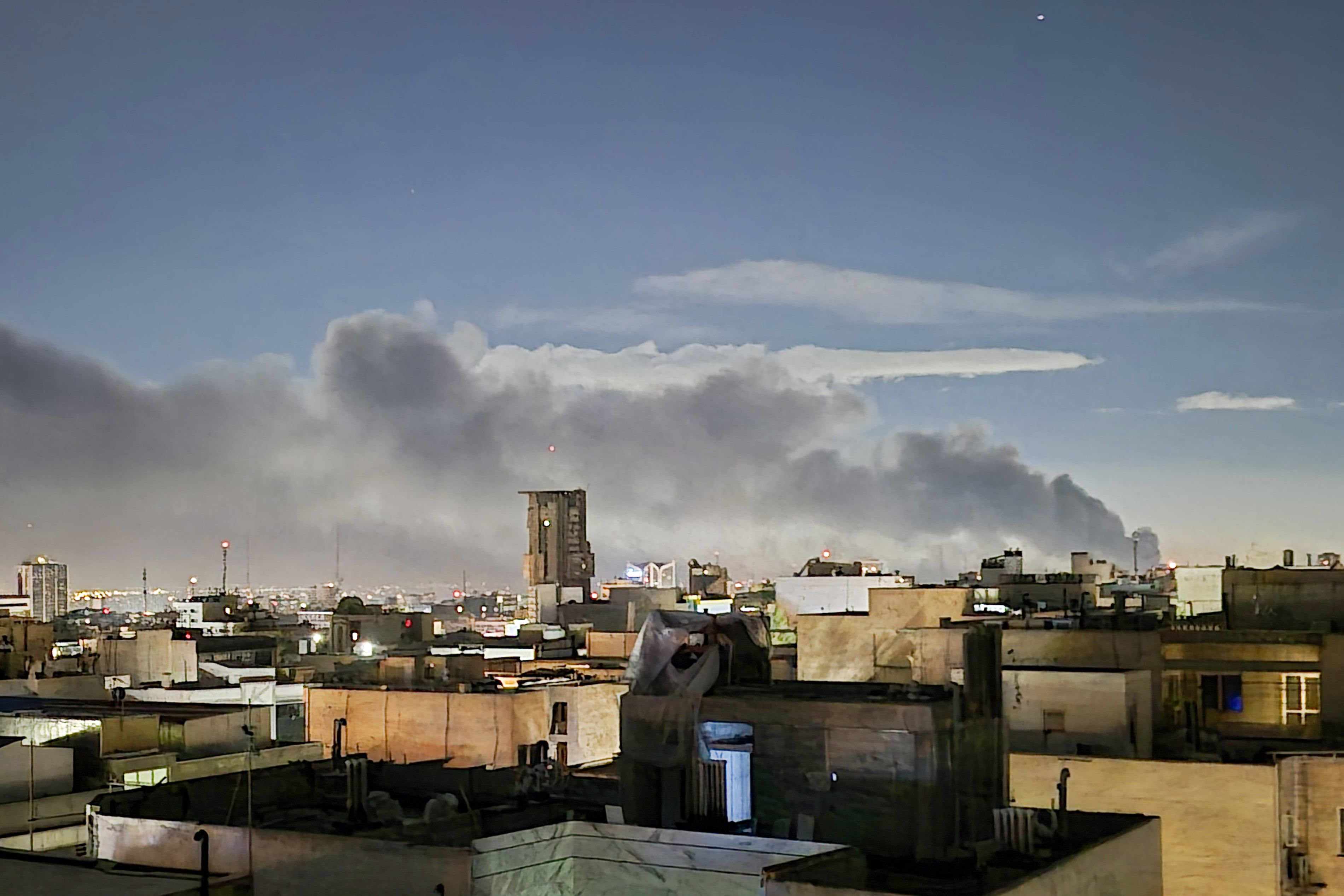 Atualização ao vivo: ataques dos EUA e de Israel contra o Irã, com pelo menos 17 mortos.. Reprodução: Elpais