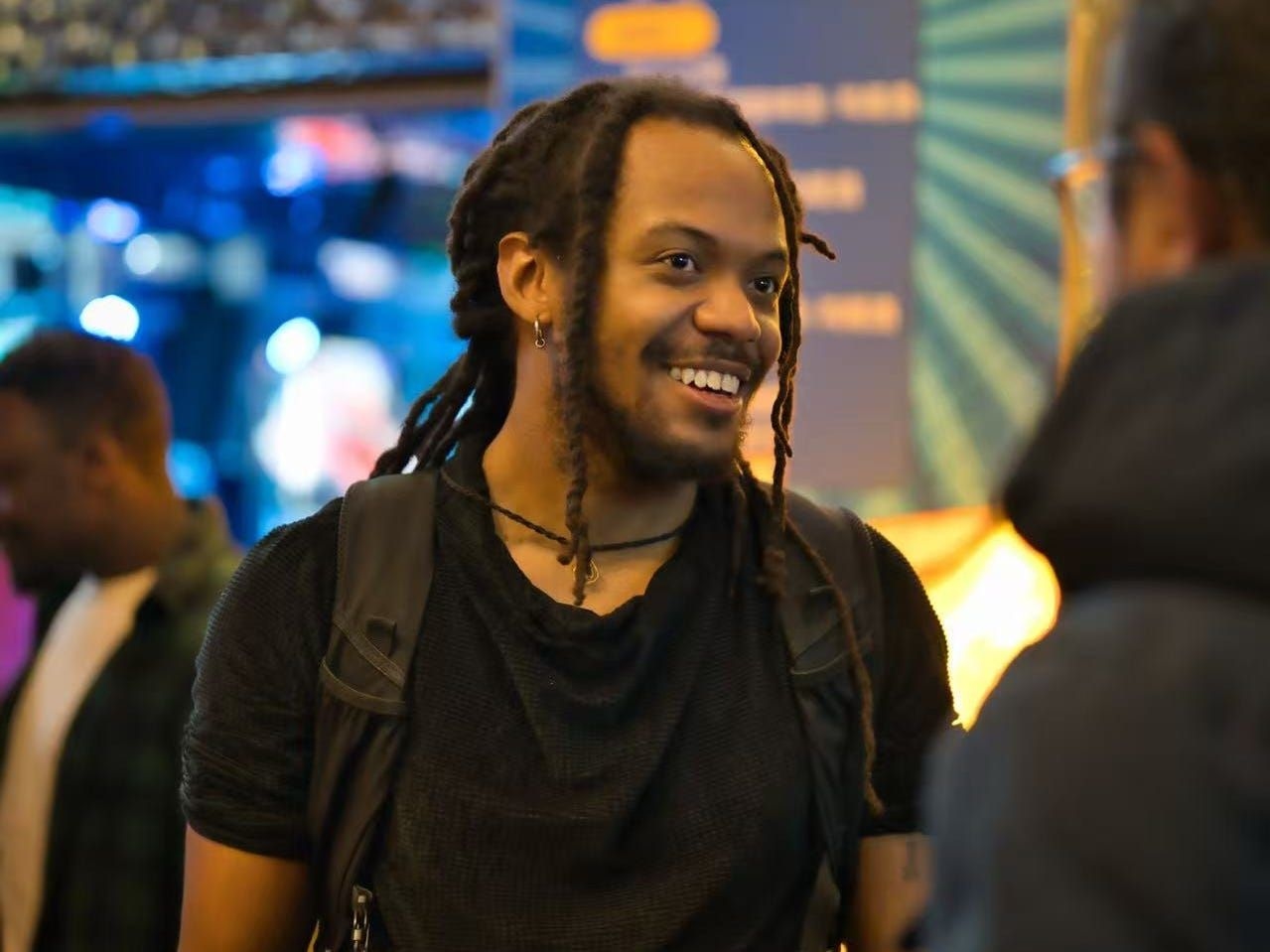 Joshua Charles Woodard discute sua trajetória e os desafios da manufatura na China. Reprodução: Business Insider