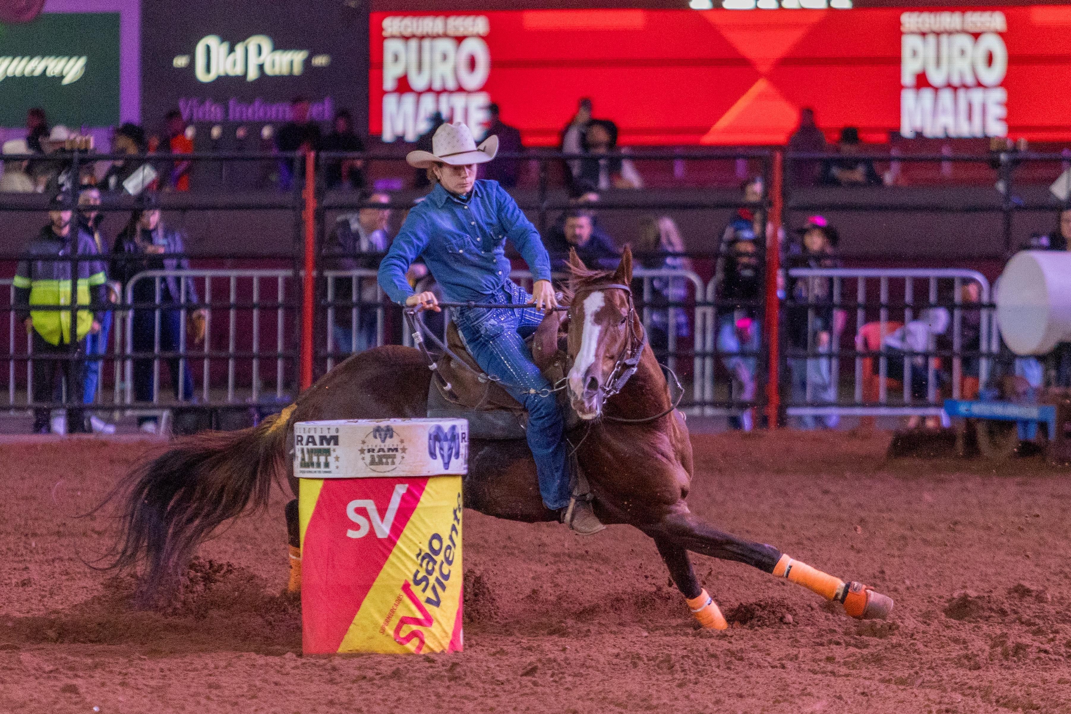 Competidores mostram habilidade nas provas de montaria na Festa do Peão de Americana. Reprodução: Thomaz Marostegan/g1
