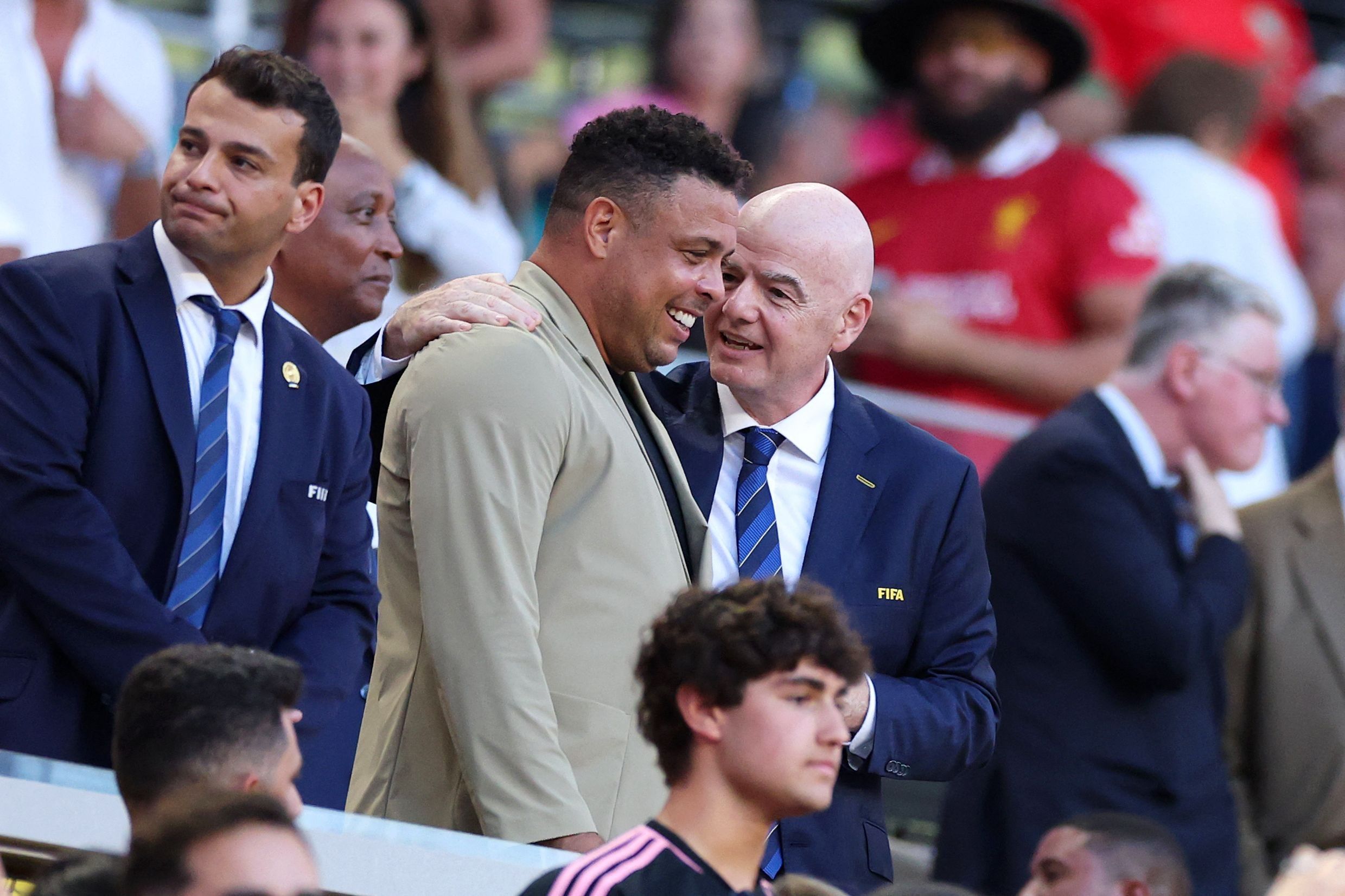 Ronaldo e Gianni Infantino discutem o futuro do futebol durante a Copa do Mundo de Clubes em Miami. Reprodução: Globo