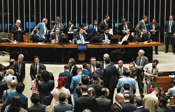 Parlamentares aprovam redução de pena para golpistas, em gesto por recuo de Flávio Bolsonaro. Reprodução: Oglobo