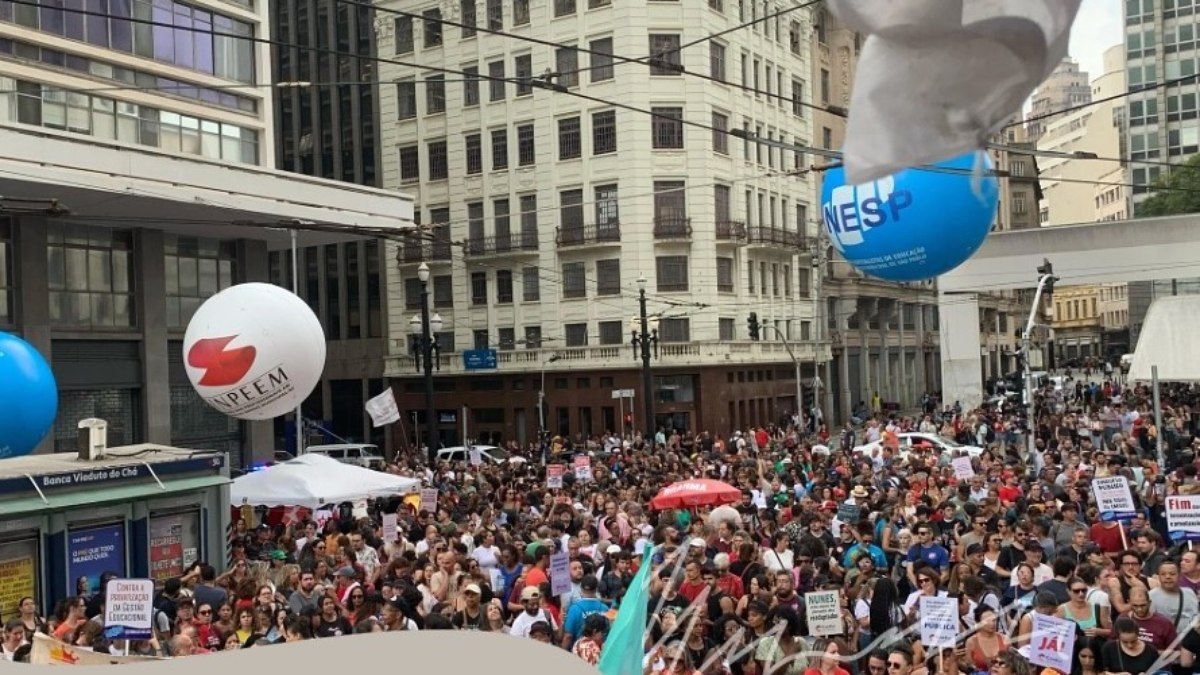 Servidores rejeitam proposta de reajuste durante manifestação em São Paulo. Reprodução: ig.