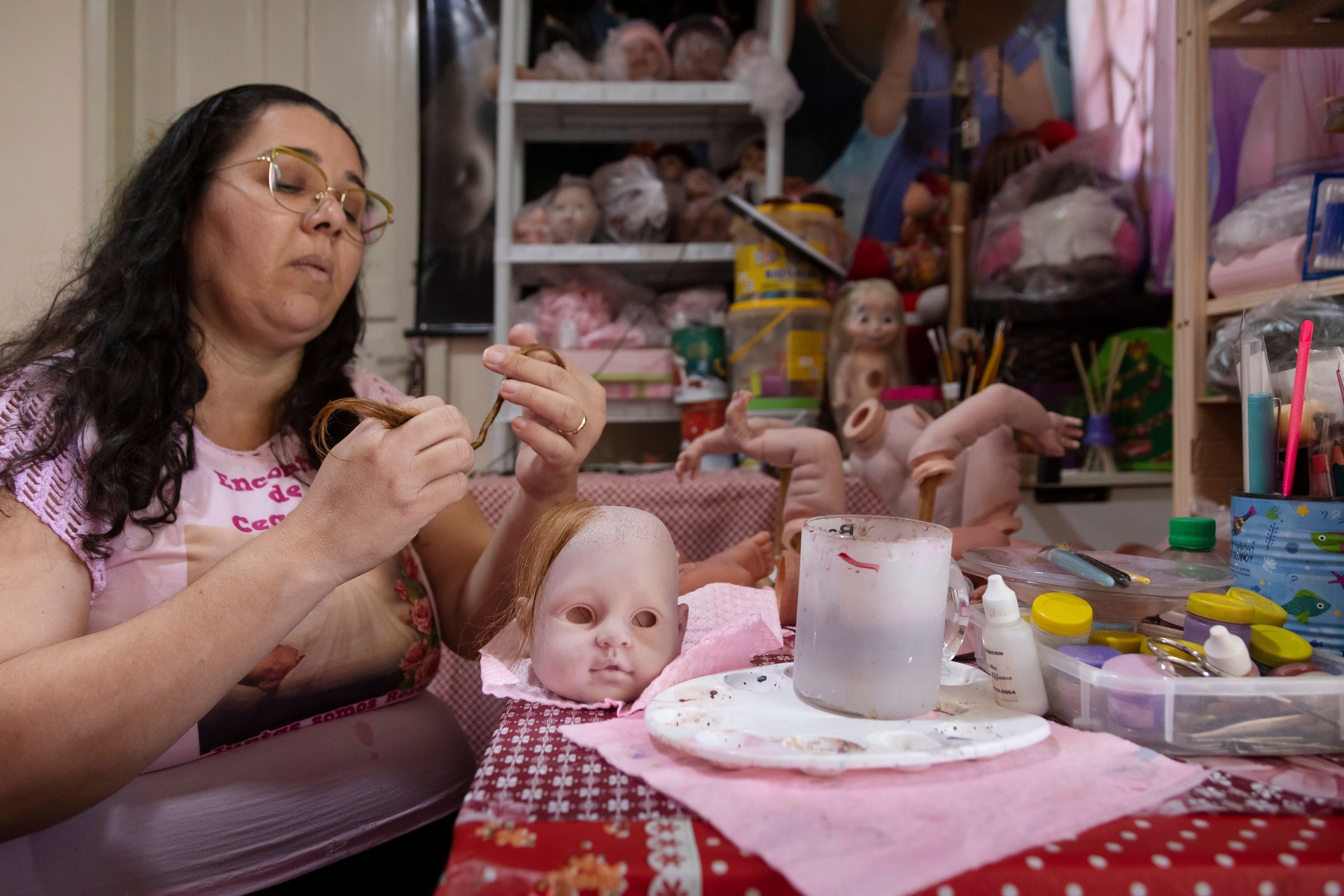 Mulheres com bebês reborn geram debate sobre saúde mental, ludicidade e aceitação social. Reprodução: Globo