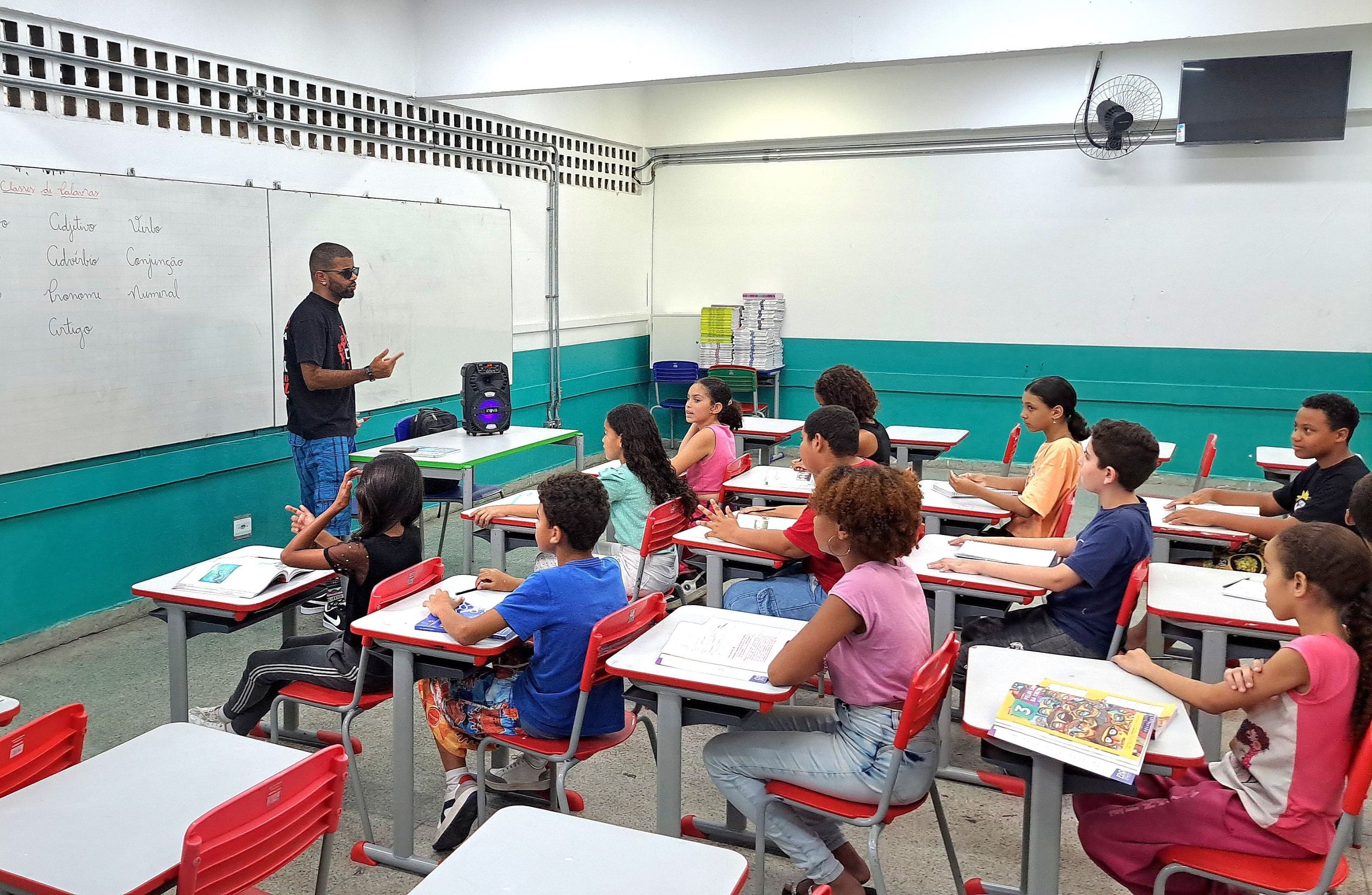Professor Anderson Ribeiro utiliza a música para engajar alunos em aulas na rede estadual de São Paulo. Reprodução: Globo